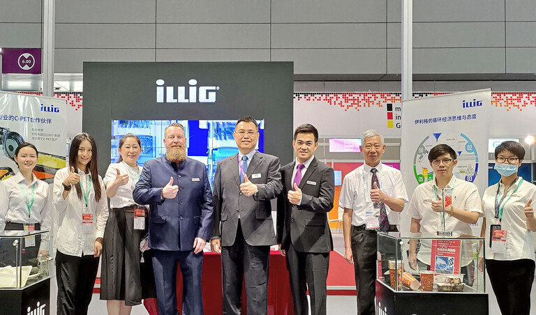 Great success for ILLIG at Chinaplas 2021: Booth staff with thumbs up. | © ILLIG Maschinenbau GmbH Great success for ILLIG at Chinaplas 2021: Booth staff with thumbs up. | © ILLIG Maschinenbau GmbH