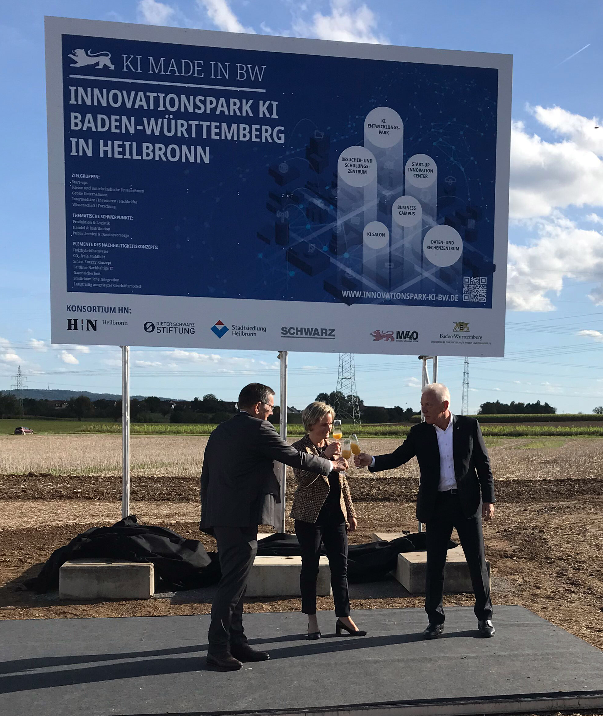 Bautafel KI-Park Heilbronn, links Prof. Geilsdoerfer GF Dieter Schwarz Stiftung, Mitte MdL Hoffmeister-Kraut, rechts OB HN Mergel | © Dieter Schwarz Stiftung